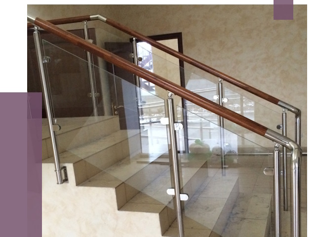 Комбинированные перила из металла и дерева в Липецке